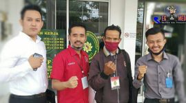 Warga Kampung Bantar didampingi Sekretaris Pos Bantuan Hukum Ikatan Advokat Indonesia (IKADIN) DPC Bale Bandung.