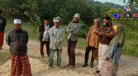 Anggota DPRD Bangkalan, Herman Firnanda (baju batik warna cokelat) saat menerima aspirasi pengaduan dari masyarakat Desa Banyoneng Laok, Kecamatan Geger. 