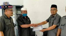 Kabid Penyelenggaraan Haji dan Umrah (PHU) Kanwil Kemenag Aceh Selatan (Khairuddin) saat menyerahkan SPMH. 