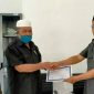 Kabid Penyelenggaraan Haji dan Umrah (PHU) Kanwil Kemenag Aceh Selatan (Khairuddin) saat menyerahkan SPMH. 