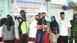 Pemerintah Desa Gunung Eleh didampingi TNI dan Polri saat memberikan BLT Dana Desa secara simbolis kepada warga penerima.