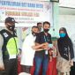 Pemerintah Desa Gunung Eleh didampingi TNI dan Polri saat memberikan BLT Dana Desa secara simbolis kepada warga penerima.