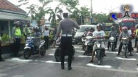 Physical Distancing Ala Starting Grid Moto GP di Traffic Light Sampang