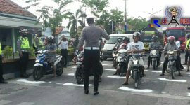 Kasat Lantas Polres Sampang (AKP Ayip Rizal) tengah mengatur jarak pengendara R2 di traffic light Jl. Trunojoyo (Monument). 