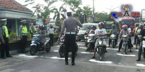 Physical Distancing Ala Starting Grid Moto GP di Traffic Light Sampang