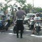 Kasat Lantas Polres Sampang (AKP Ayip Rizal) tengah mengatur jarak pengendara R2 di traffic light Jl. Trunojoyo (Monument). 