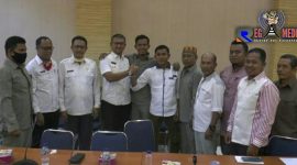 Pertemuan perdamaian antara anggota DPRK Aceh Selatan (Hadi Surya) dengan Kepala Dinas Pariwisata (Safril). 