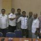 Pertemuan perdamaian antara anggota DPRK Aceh Selatan (Hadi Surya) dengan Kepala Dinas Pariwisata (Safril). 