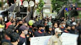 Massa dari LSM Penjara saat melakukan aksi demo didepan kantor Dinas Pendidikan Jawa Barat. 