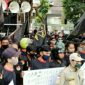 Massa dari LSM Penjara saat melakukan aksi demo didepan kantor Dinas Pendidikan Jawa Barat. 