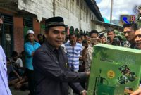 Penyerahan bantuan pokir anggota DPRK Aceh Selatan berupa handsprayer dan herbisida kepada kelompok tani.