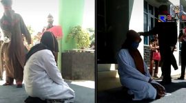 Dua orang wanita yangelanggar qanun syariat islam di hukum cambuk. 