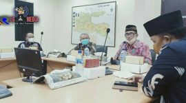 Ketua Koordinator Kaukus Parlemen Madura, (Musawir) ketika tukar pendapat bersama Deputi BPWS di aula kantor BPWS Surabaya.