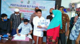 Kepala Desa Pandiyangan (H. Supandi) saat menyerahkan bantuan BLT Dana Desa kepada warga penerima. 