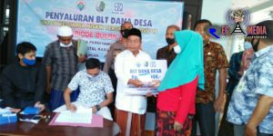 Pemdes Pandiyangan Salurkan Buku Rekening dan ATM BLT-DD Tahap II
