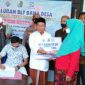Kepala Desa Pandiyangan (H. Supandi) saat menyerahkan bantuan BLT Dana Desa kepada warga penerima. 