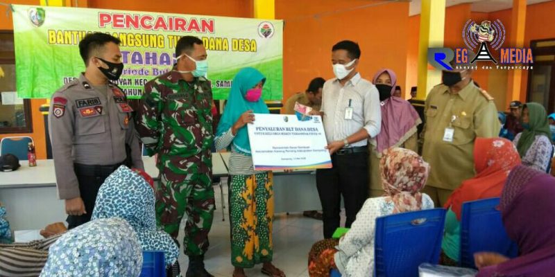 Penyerahan Bantuan Langsung Tunai (BLT) Dana Desa oleh Pemerintah Desa Palenggian melalui pihak Bank BRI kepada warga penerima didampingi TNI-Polri. 