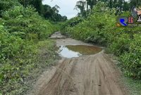 Kondisi jalan Bulohseuma-Trumon, Kecamatan Trumon, Kabupaten Aceh Selatan.