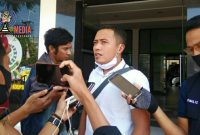 Sekretaris JCW Jawa Timur (Khoirul Kalam)  saat diwawancara awak media usai audensi dengan Kasi Pidsus Kejari Sampang. 