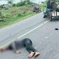 Ahmad Azuhri, korban kecelakaan terlihat tergeletak di jalan tidak jauh dari kendaraannya. 