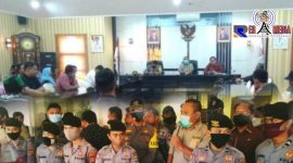 Massa saat menyampaikan aspirasi