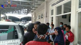 Jenazah diduga pembunuhan saat dinaikkan ke ambulance untuk dibawa ke rumah duka di Surabaya.