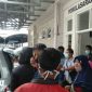 Jenazah diduga pembunuhan saat dinaikkan ke ambulance untuk dibawa ke rumah duka di Surabaya.