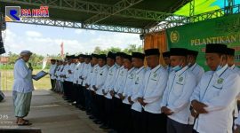 Pengasuh Pondok Pesantren Darul Ulum Banyuanyar, RKH. Hasbullah Muhammad Syamsul Arifin ketika melantik Pengurus DPW Peradaban Karang Penang