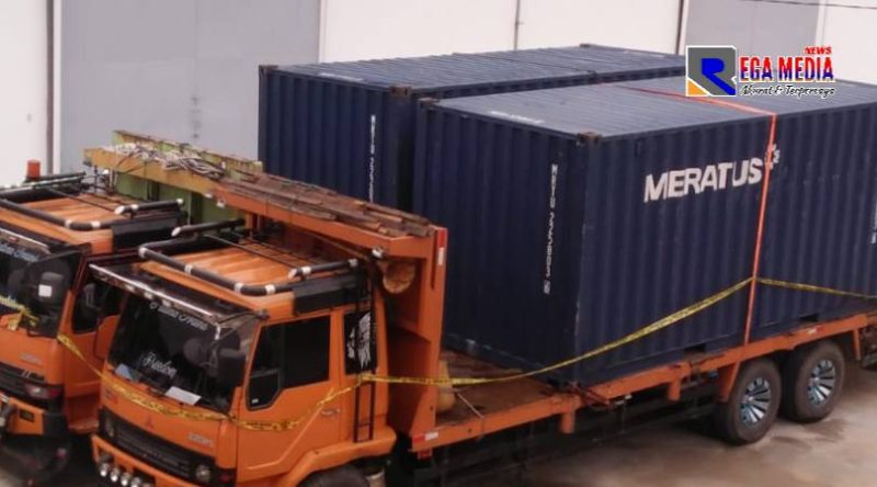 Truk kontainer yang diduga bermuatan tambang ilegal di kelilingi garis polisi.