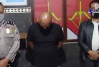 Tersangka (S) saat diamankan pihak Kepolisian Sektor (Polsek) Mojowarno. 