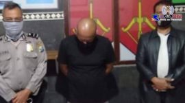 Tersangka (S) saat diamankan pihak Kepolisian Sektor (Polsek) Mojowarno. 