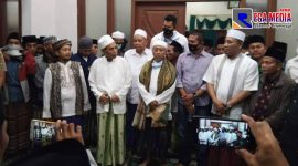 KH.Abdul Malik Pengasuh Pondok Pesantren Darul Amin Sumber Telor saat menyampaikan keterangan disaksikan Bupati dan Kapolres Sampang.
