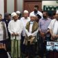KH.Abdul Malik Pengasuh Pondok Pesantren Darul Amin Sumber Telor saat menyampaikan keterangan disaksikan Bupati dan Kapolres Sampang.