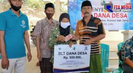 Kepala Desa Gunung Rancak (Mohammad Juhar) saat menyalurkan BLT Dana Desa Tahap 3.