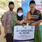 Kepala Desa Gunung Rancak (Mohammad Juhar) saat menyalurkan BLT Dana Desa Tahap 3.