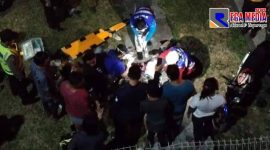 Petugas medis saat mengevakuasi kedua korban dikaki jembatan Suramadu.