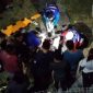 Petugas medis saat mengevakuasi kedua korban dikaki jembatan Suramadu.