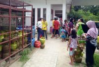 Antrian pembelian gas elpiji 3 Kg. 