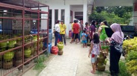 Antrian pembelian gas elpiji 3 Kg. 