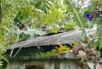 Tampak atap rumah warga Gampong Gunung Cut rusak akibat angin kencang. 