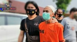 Tersangka Suherman (baju tahanan) saat digelandang Satreskrim Polres Cimahi. 