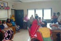 Para pedagang ayam potong saat wadul ke Kepala Pasar Kilemah Duwur Bangkalan. 