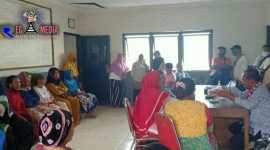 Para pedagang ayam potong saat wadul ke Kepala Pasar Kilemah Duwur Bangkalan. 