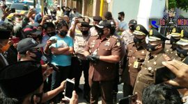 Sekelompok masyarakat Sokobanah Daya dan JCW saat melakukan aksi demo didepan Kejaksaan Negeri Sampang. 