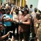 Sekelompok masyarakat Sokobanah Daya dan JCW saat melakukan aksi demo didepan Kejaksaan Negeri Sampang. 
