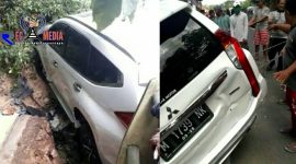 Warga mencoba mengevakuasi mobil yang nyaris nyungsep ke sungai. 
