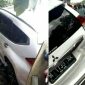 Warga mencoba mengevakuasi mobil yang nyaris nyungsep ke sungai. 