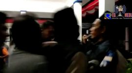 Suasana saat terjadinya kericuhan dalam rapat pengesahan pembentukan KSM di Kelurahan Banyuanyar, Sampang. 