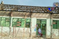 Sejumlah pekerja mulai melakukan pembongkaran dan rehab pembangunan SMPN 1 Kedungdung. 