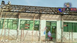 Sejumlah pekerja mulai melakukan pembongkaran dan rehab pembangunan SMPN 1 Kedungdung. 